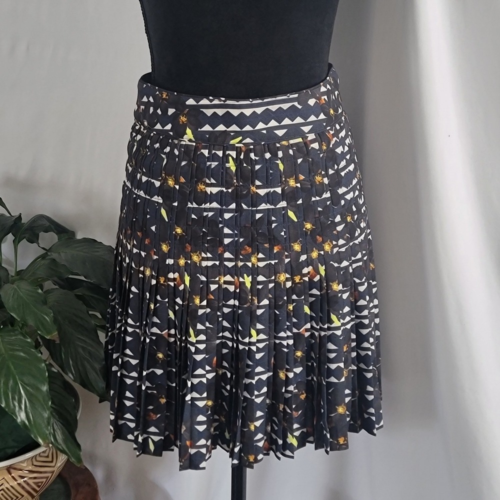 J.Crew Pleated Mini Skirt Navy Blue Geometric Floral Print Knife Pleat Size 00